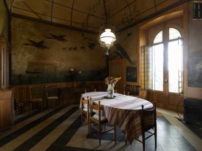 Raggiungiamo ora la parte pi� caratteristica dell�abitazione: la suggestiva sala da pranzo. Si presenta interamente decorata, sia sulle pareti che sulla volta...